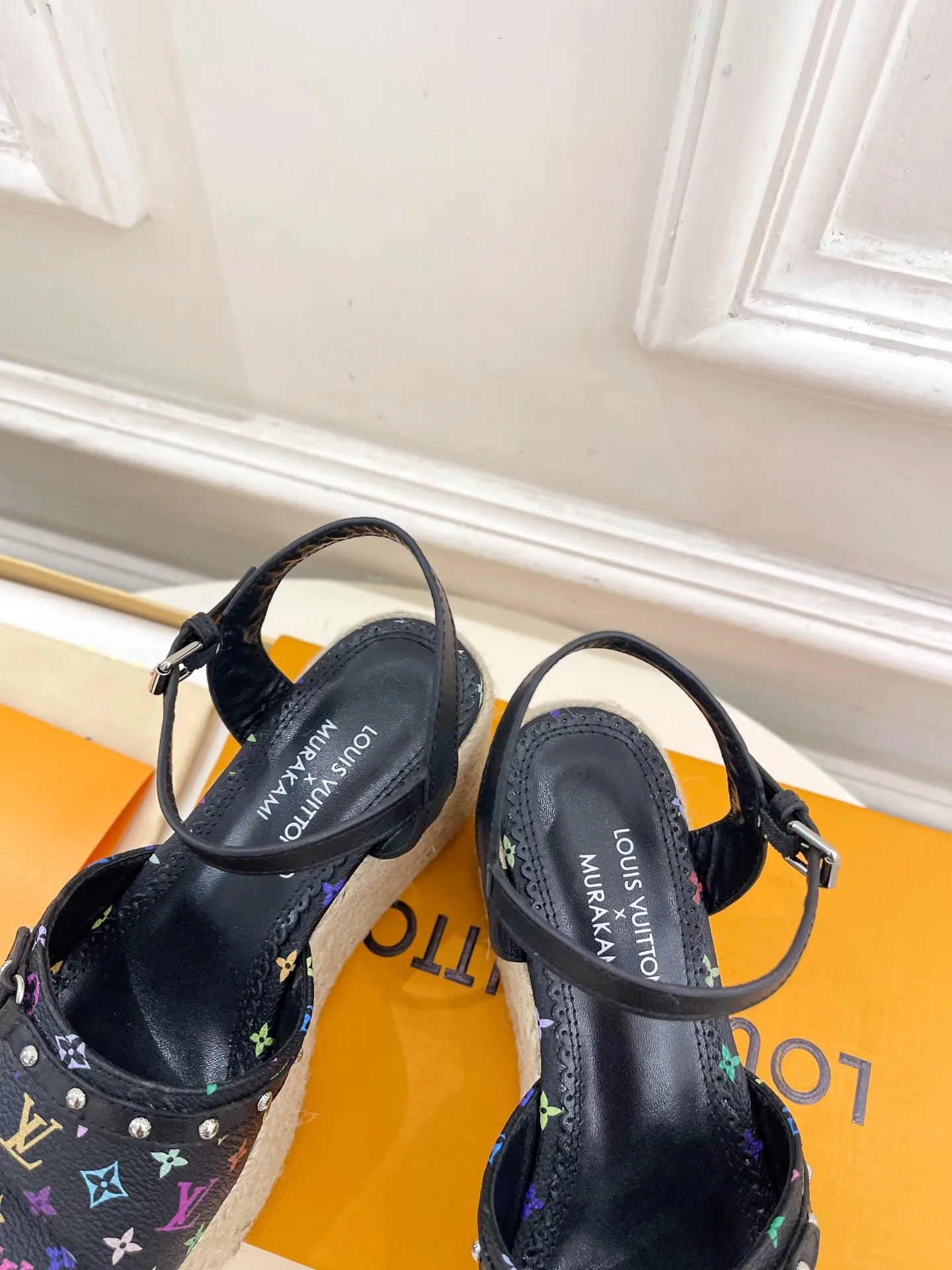 👟👟Ex-factory price 620👟👟 | Louis Vuitton 25𝐬𝐬 🧡💚2025 spring and summer new model top version‼ ️The original version is the same. The counter features the latest LV Full of high-end feel! A popular model among bloggers at home and abroad, it’s retro and fashionable and looks amazing on your feet! Mainly recommended model on the official website★ ━━━━━ ЅᏇєєt ━━━━━ ▪️Upper: Original customized cowhide print ▪️Lining: imported sheepskin lining ▪️Outsole: original molded outsole ▪️Heel height: 8cm, water platform 4.5cm ▪️Shoe size: 35-39 (customized for 40, 41)